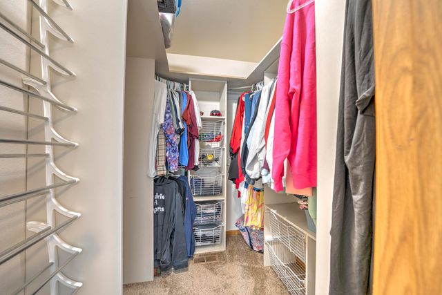 1015 37th St SE, Minot, ND 58701