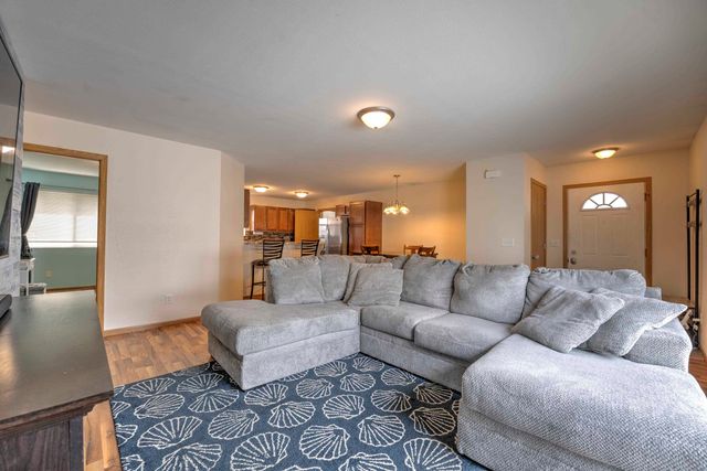 1015 37th St SE, Minot, ND 58701