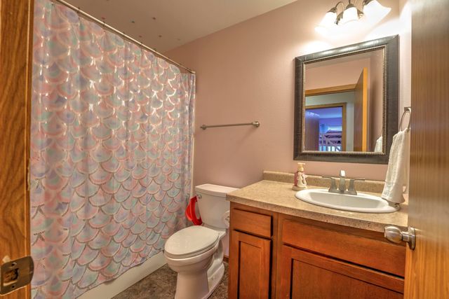 1015 37th St SE, Minot, ND 58701