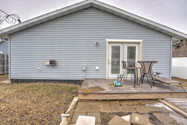 1015 37th St SE, Minot, ND 58701