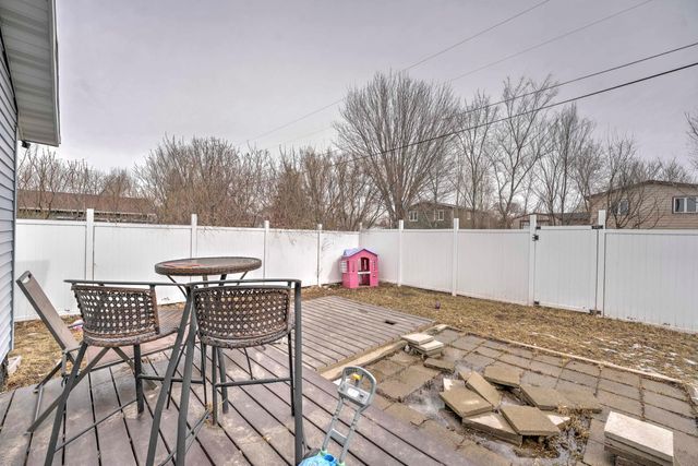 1015 37th St SE, Minot, ND 58701