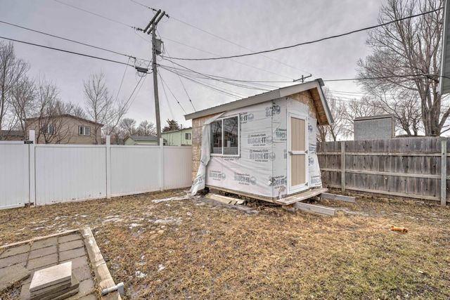 1015 37th St SE, Minot, ND 58701