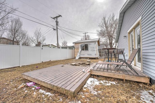 1015 37th St SE, Minot, ND 58701