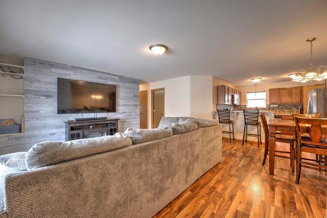 1015 37th St SE, Minot, ND 58701