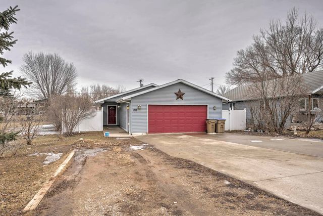 1015 37th St SE, Minot, ND 58701