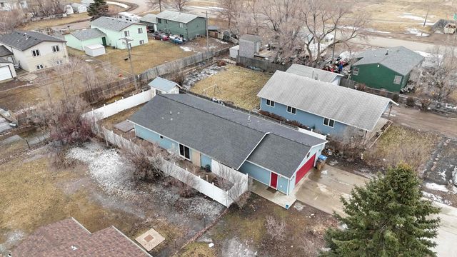 1015 37th St SE, Minot, ND 58701