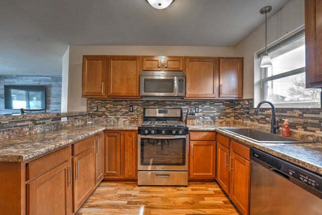 1015 37th St SE, Minot, ND 58701