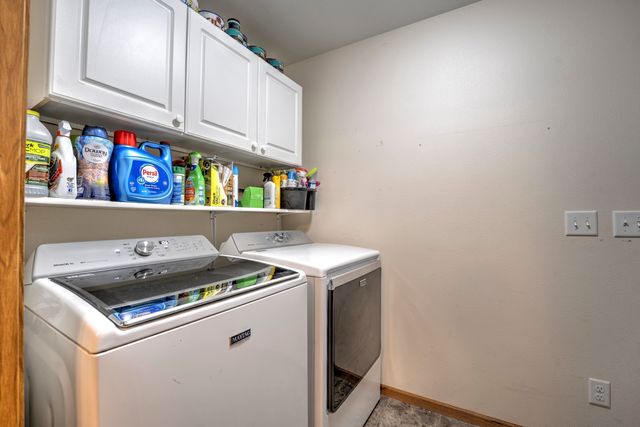 1015 37th St SE, Minot, ND 58701