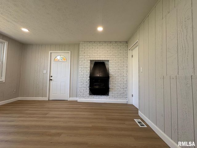 3229 E Enos Avenue, Springfield, IL 62702