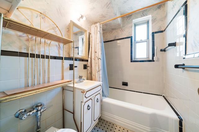 221 McDonald Ave Apt 4N, New York City, NY 11218