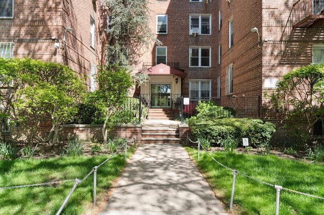 221 McDonald Ave Apt 4N, New York City, NY 11218