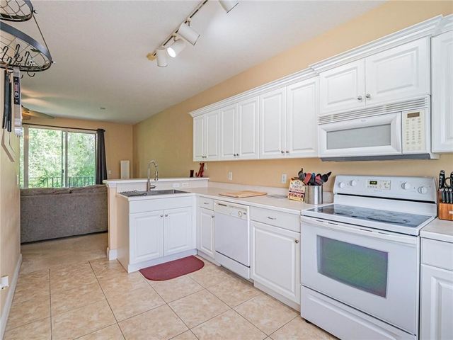 1700 42nd Square 101, Vero Beach, FL 32960