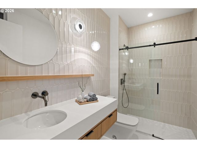 13191 Se Regency View St, Happy Valley, OR 97086