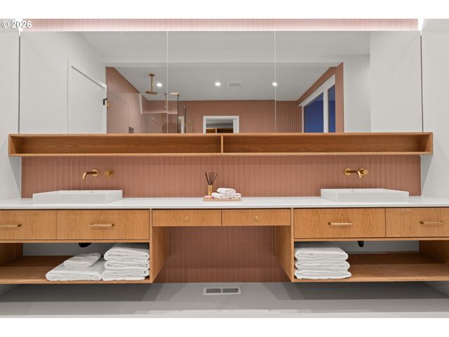 13191 Se Regency View St, Happy Valley, OR 97086