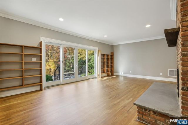 5 Winding Way, Saddle River, NJ 07458