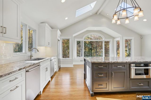 5 Winding Way, Saddle River, NJ 07458