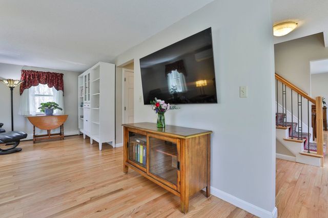 9 Lund Drive, Hudson, NH 03051
