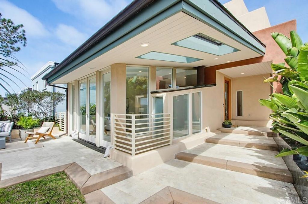 Image 15 of property listing at 1407 Ocean Ave, Del Mar, CA 92014