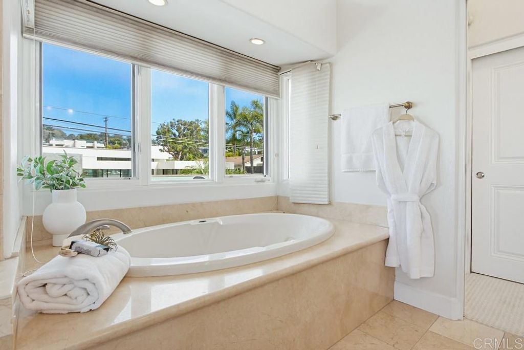 Image 25 of property listing at 1407 Ocean Ave, Del Mar, CA 92014