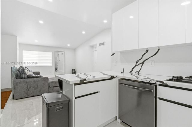 8027 Lake Dr 204, Doral, FL 33166