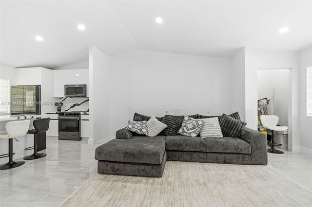 8027 Lake Dr 204, Doral, FL 33166