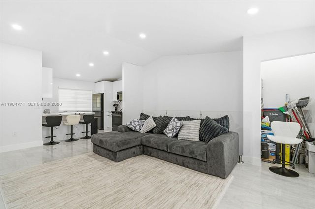 8027 Lake Dr 204, Doral, FL 33166