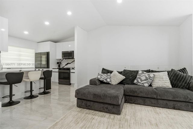 8027 Lake Dr 204, Doral, FL 33166