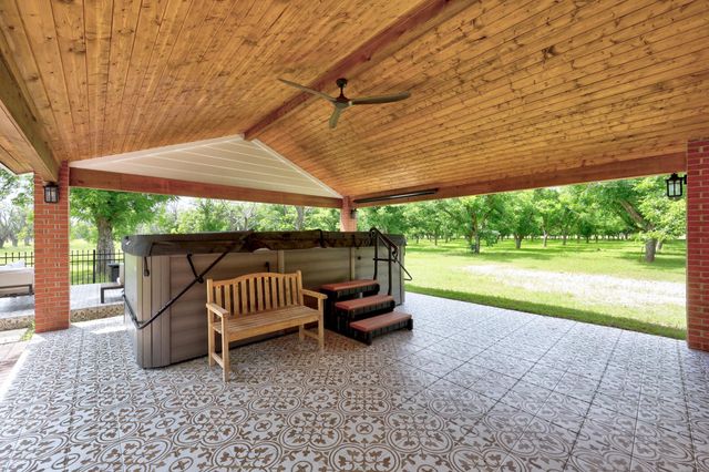 3717 Buck LN, Garfield, TX 78617
