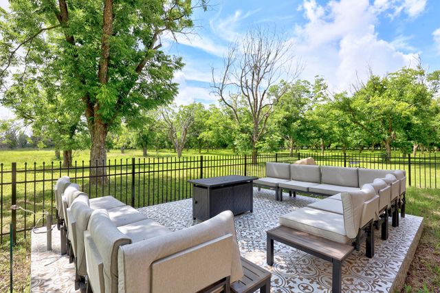 3717 Buck LN, Garfield, TX 78617