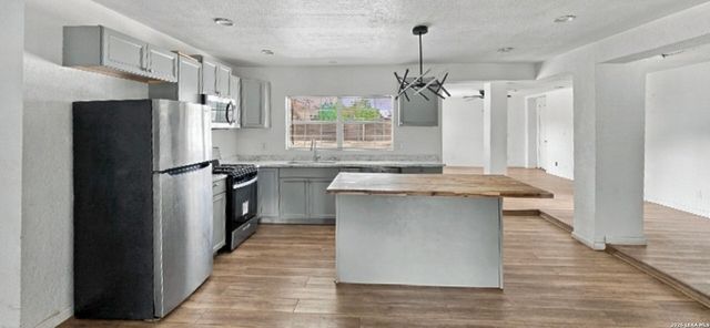 645 W BROADVIEW DR, San Antonio, TX 78228