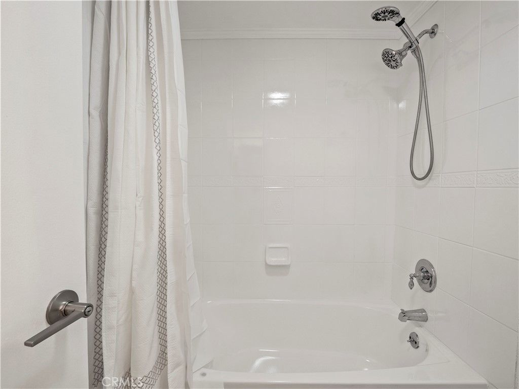 Image 15 of property listing at 18411 Hatteras Street 138, Tarzana, CA 91356