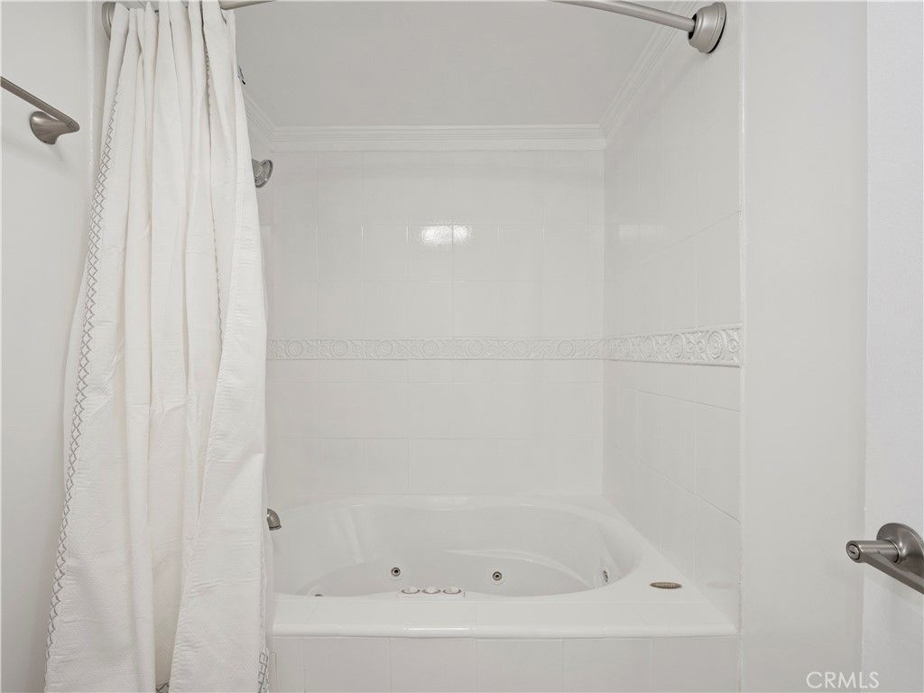 Image 22 of property listing at 18411 Hatteras Street 138, Tarzana, CA 91356