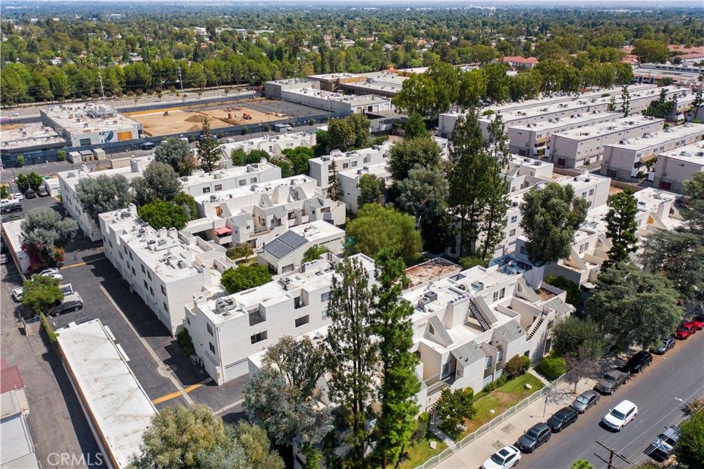 Image 36 of property listing at 18411 Hatteras Street 138, Tarzana, CA 91356