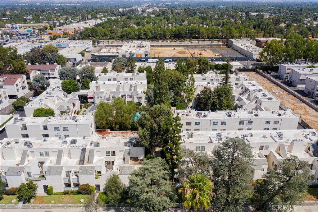 Image 37 of property listing at 18411 Hatteras Street 138, Tarzana, CA 91356