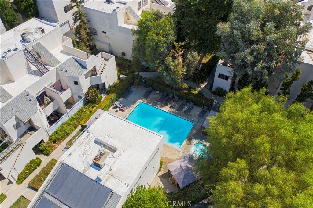 Image 38 of property listing at 18411 Hatteras Street 138, Tarzana, CA 91356