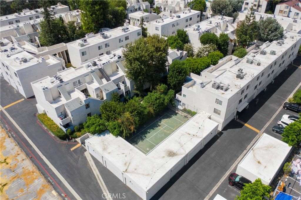 Image 39 of property listing at 18411 Hatteras Street 138, Tarzana, CA 91356