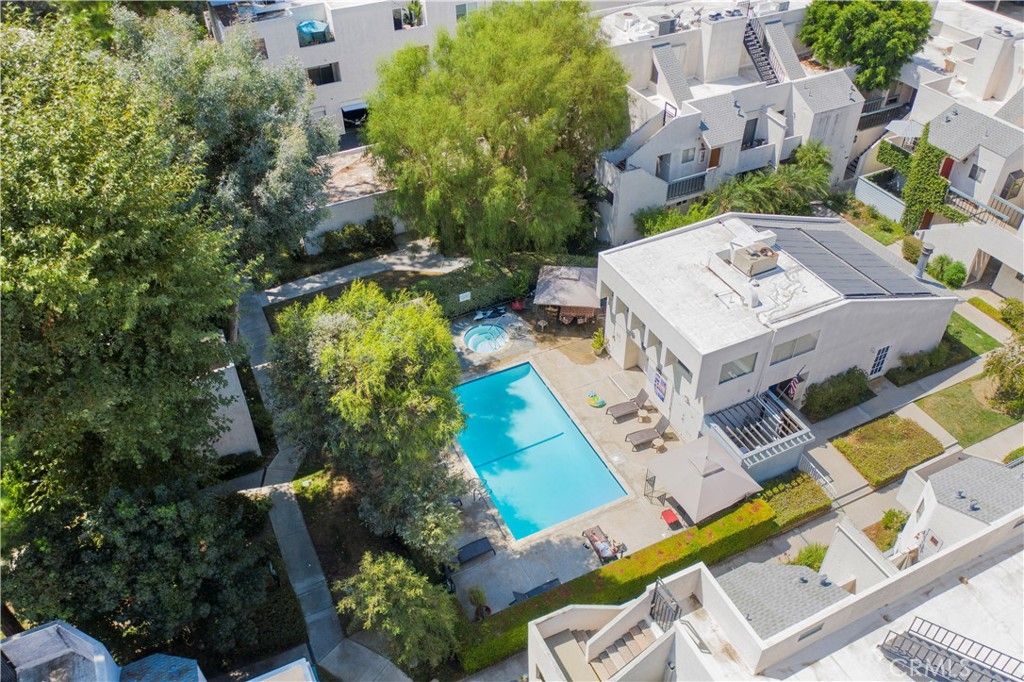 Image 40 of property listing at 18411 Hatteras Street 138, Tarzana, CA 91356