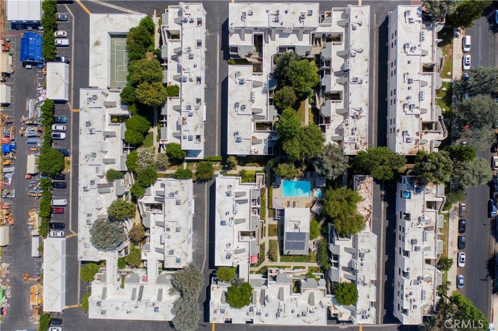 Image 41 of property listing at 18411 Hatteras Street 138, Tarzana, CA 91356