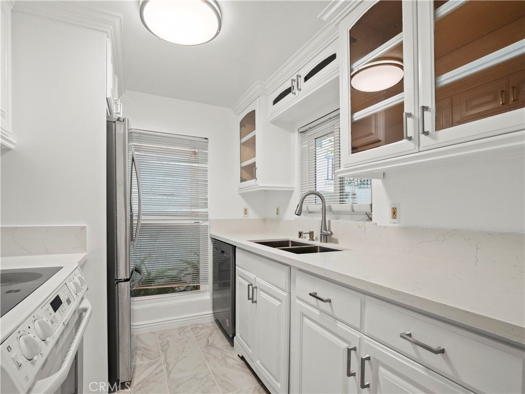 Image 5 of property listing at 18411 Hatteras Street 138, Tarzana, CA 91356