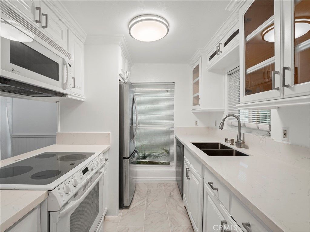 Image 7 of property listing at 18411 Hatteras Street 138, Tarzana, CA 91356