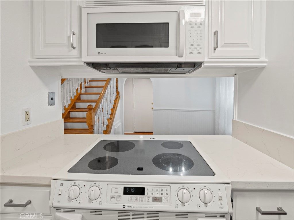 Image 8 of property listing at 18411 Hatteras Street 138, Tarzana, CA 91356