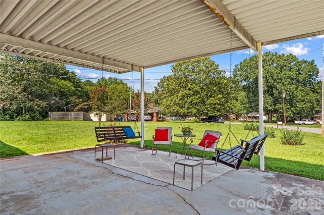 306 S Greenbriar Road, Statesville, NC 28625