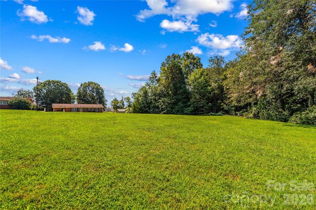 306 S Greenbriar Road, Statesville, NC 28625