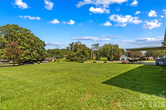 306 S Greenbriar Road, Statesville, NC 28625