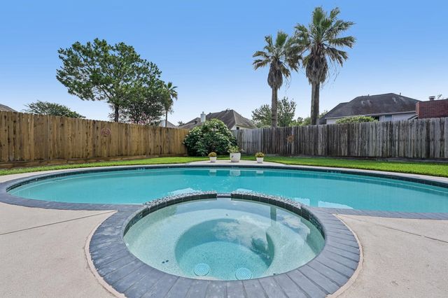 1207 Bob White Drive, Friendswood, TX 77546