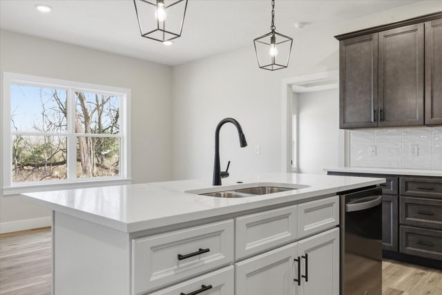 1394 N Collins Drive, Republic, MO 65738