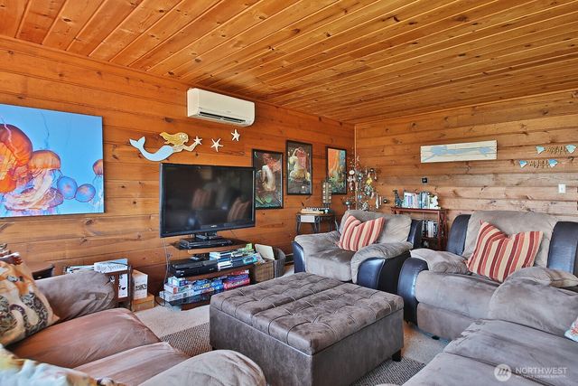 3837 Driftwood Drive, Clinton, WA 98236