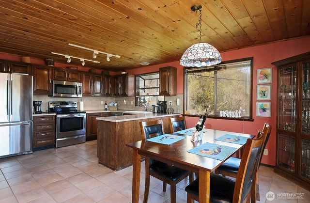 3837 Driftwood Drive, Clinton, WA 98236