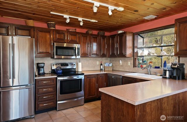 3837 Driftwood Drive, Clinton, WA 98236