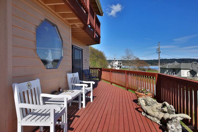 3837 Driftwood Drive, Clinton, WA 98236